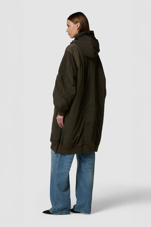 QUADRATINO - BOMBER IMBOTTITO CON CAPPUCCIO LUNGO OVERSIZE